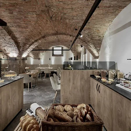 Schwarzer Adler Szálloda 4*