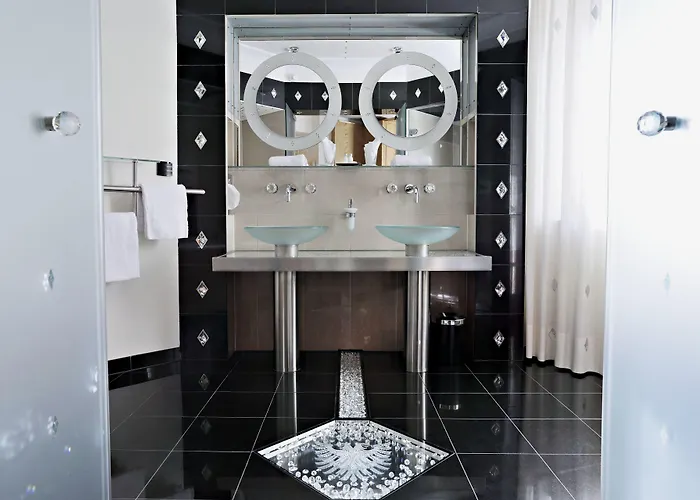 Hotel Schwarzer Adler 4*